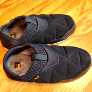 Size 7 Teva Reember NWOT suede fleece slippers